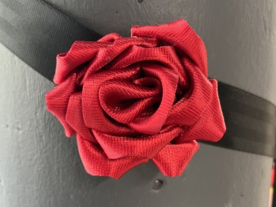 Nou aprofitament de cinturons de seguretat per a Sant Jordi 🌹